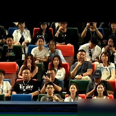 冯琳被拍到跟男友看网球，男的坐那儿全程没怎么说话，她倒是笑得挺放松。
这姑娘这两年是真没闲着。八一晚会第一个接麦，转头东方卫视就给她开了档新节目《琳距离》，自己当制片人。上个月还在酒店前台端盘子、下车间开数控机床，说是体验世赛项目，镜头怼着脸拍，一点包袱没有。
别人谈恋爱藏着掖着，她直接甩一句“