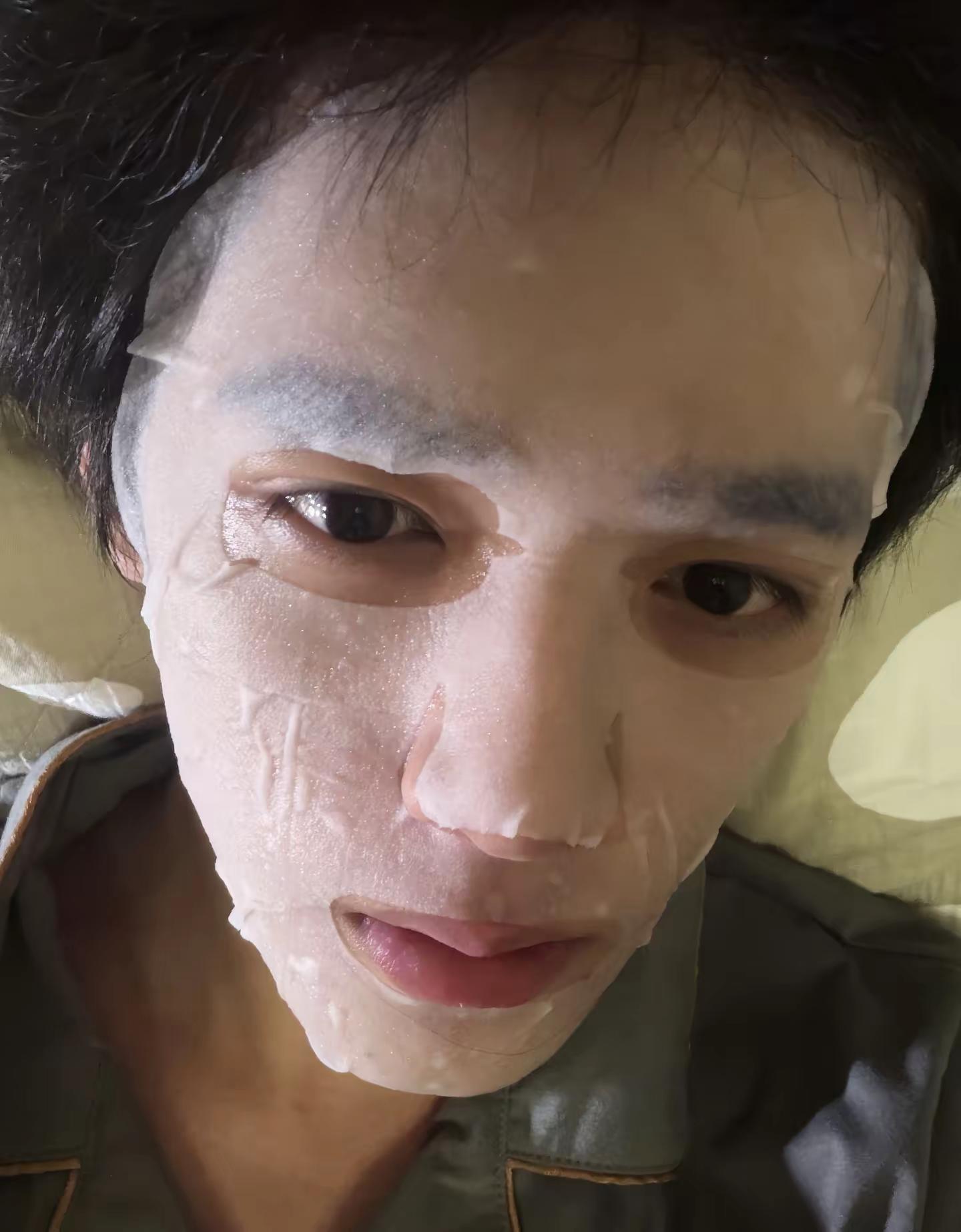敷面膜中 猜猜哪张是现在呢😉贴面膜的帅哥 面膜自拍 官俊臣 面膜睡个好觉