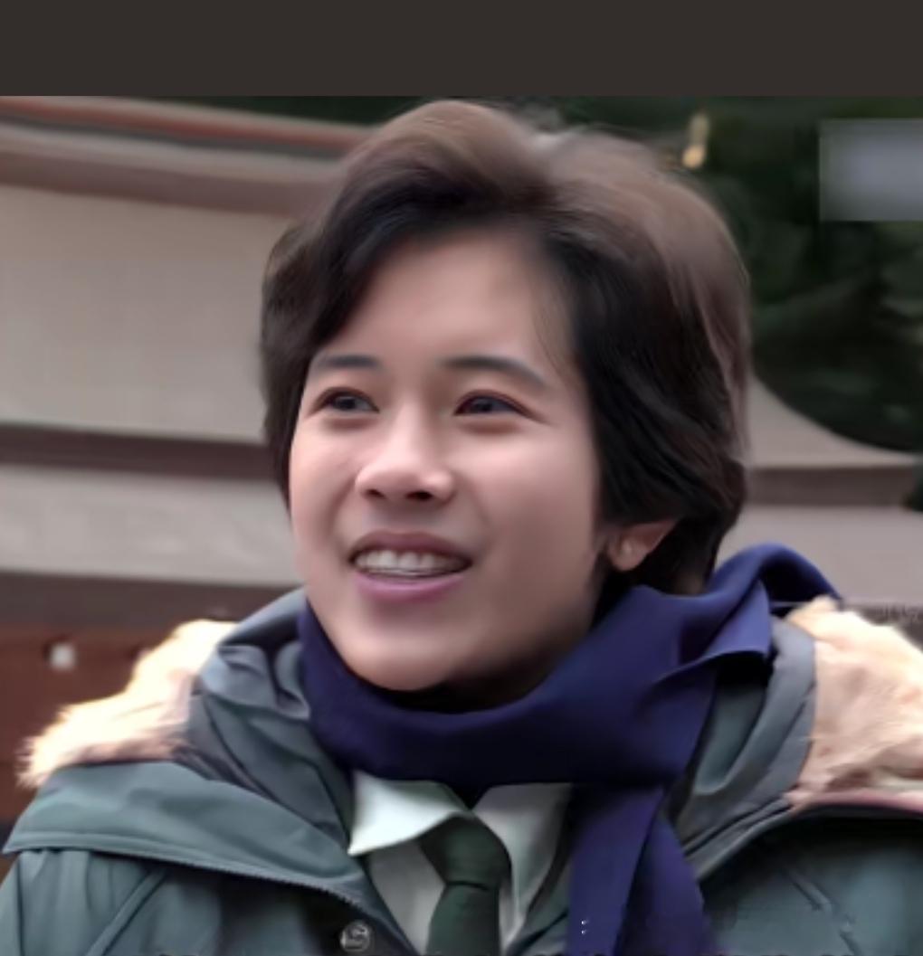 这是1985年，15岁的莫文蔚在香港顶尖女子中学时拍的珍贵老照片。中学时期的莫文蔚成绩优异，精通多门语言，中学时代就已经气质出众。这一年，她以第一届香港十大杰出学生的身份，从香港拔萃女书院毕业，并远赴欧洲留学，直至1993年完成学业，才开始踏足娱乐圈。1995年，凭借《堕落天使》拿下，第15届金像奖