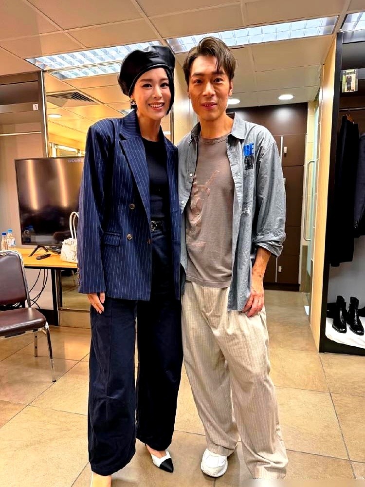 许志安红馆开唱，台上的郑秀文搂着他合唱《其实你心里有没有我》。

台下坐着胡杏儿和她老公李乘德，鼓掌看完全场。胡杏儿跟许志安从2006年拍《肥田囍事》认识到现在快二十年了，台下碰见郑秀文，照样笑着打招呼。

郑秀文前脚自己的演唱会刚因舞台故障延期，后脚就站上老公的舞台。当年那些事她一句难听话没公开说