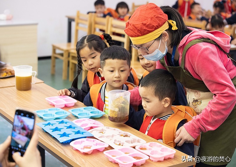 天水幼儿园铅中毒案
随着一审落槌，天水褐石培心幼儿园铅中毒事件，终于推进到司法问责环节，但留给全社会的思索，还远远没有画上句号。
根据官方通报，整件事的起因简单得让人咋舌：为了让面点色泽更鲜亮、宣传照片更吸睛，以此招揽生源，园方弃用原本就在使用、成本也并未高出多少的食用果蔬粉，反倒采购了外包装明确标