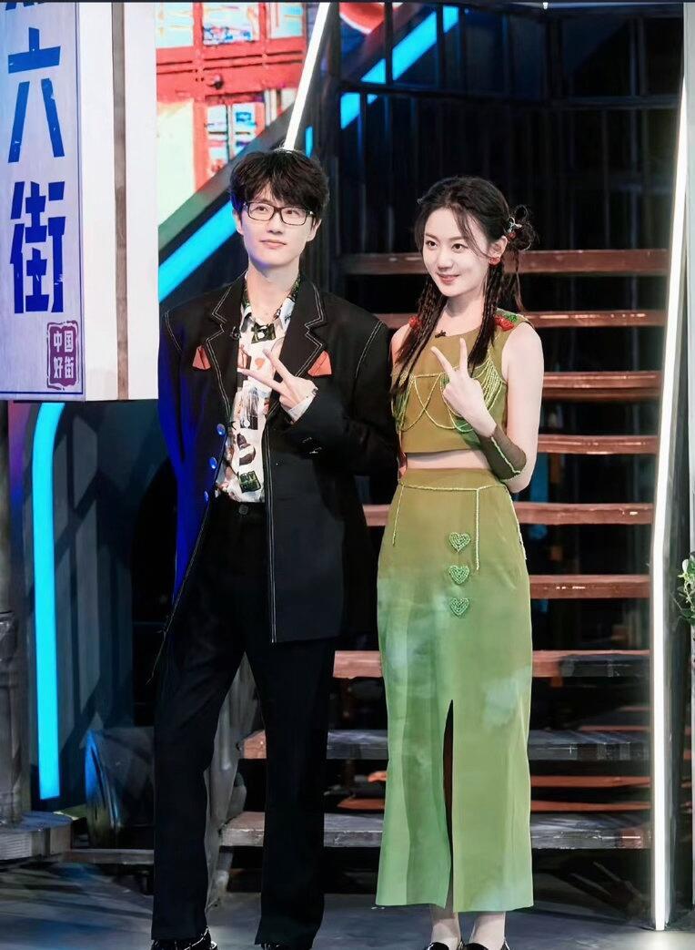 #许嵩我们的感情没问题# 老辈子避谶是认真的，许嵩演唱会现场改词，把“有问题”变成“没问题”。歌迷都听懂了。#许嵩我们的感情没问题# ​