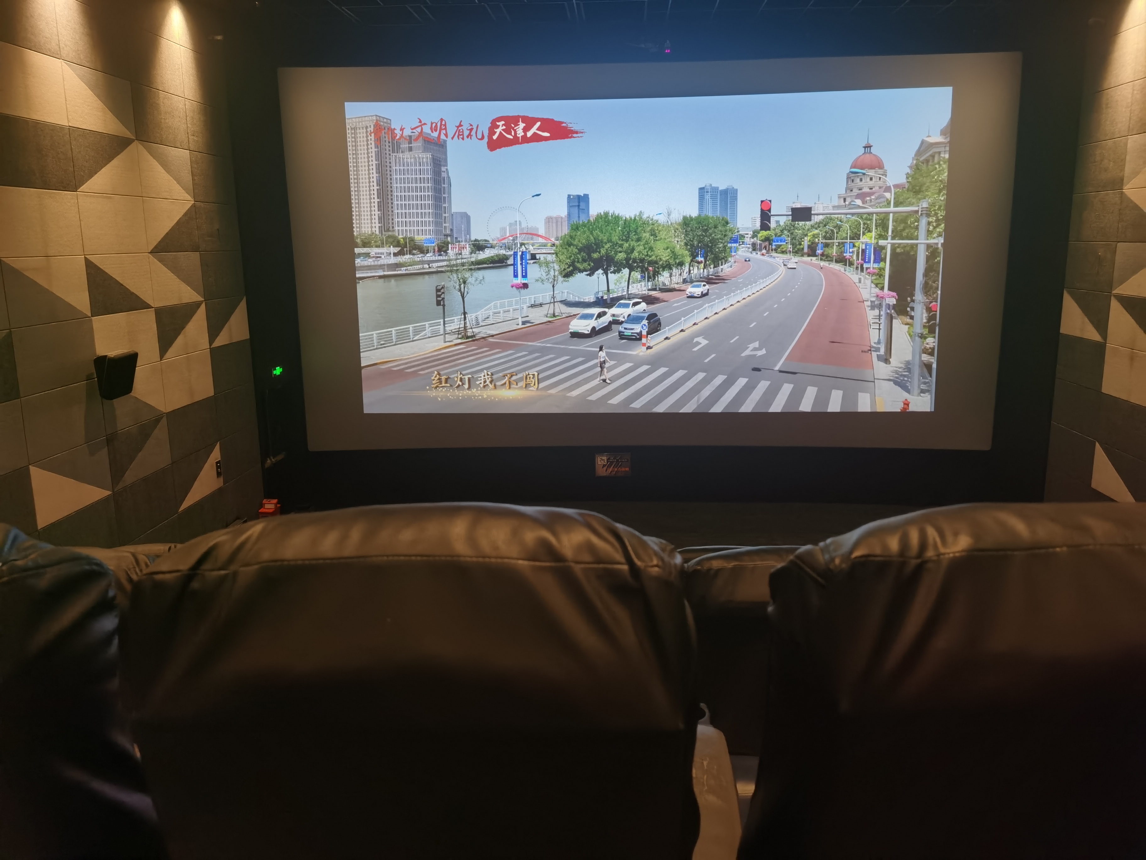 朱一龙，檀健次，主演《空枪》！全程无尿点，每一个演员都演的非常好，我和一个小姐姐两个人包场的感觉真不错！
压抑窒息的生活，需要给自己一个喘息的空间！感谢，感恩！