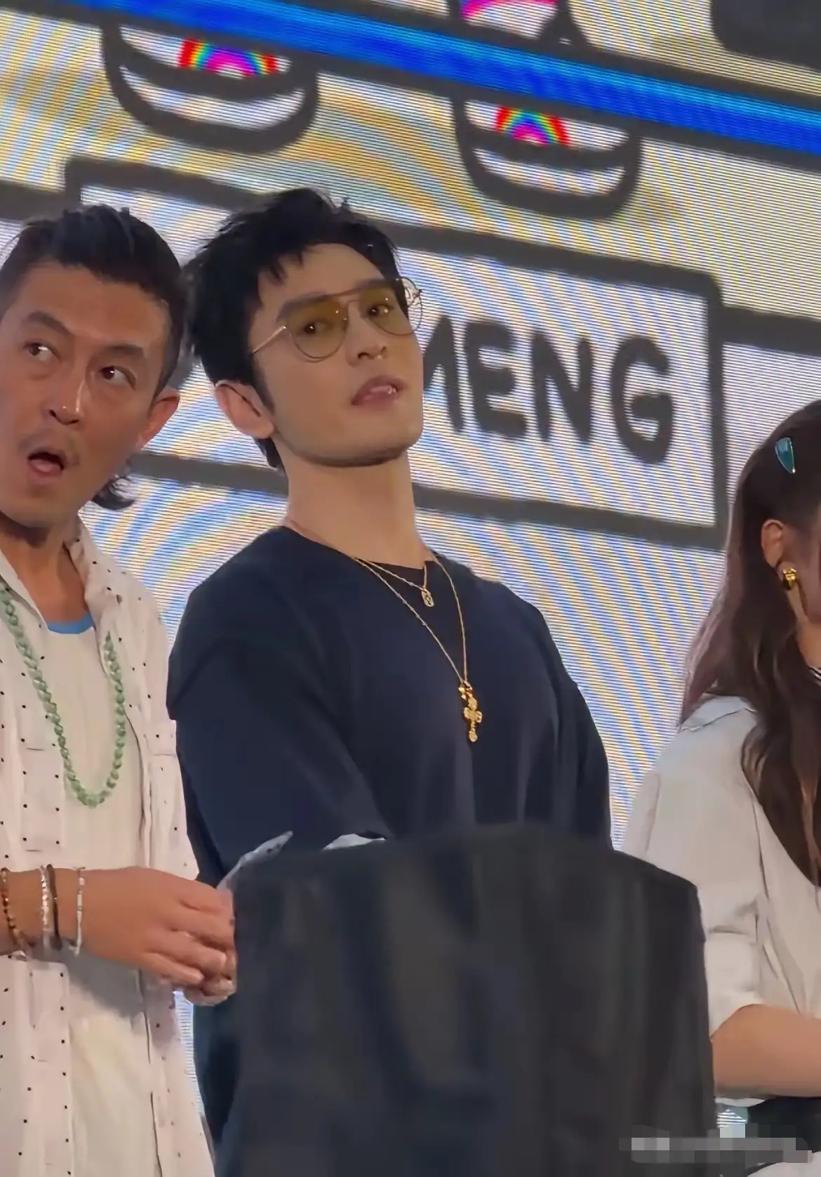 陈冠希明明已经像个小老头，颜值彻底崩塌，走大街上估计都会被现在的小美女们嫌弃，偏偏某些人非要捧他臭脚，认为他远比黄晓明帅，真不知道这些人是怎么好意思说出这些话来的……
我从不追星，我只是实话实说……