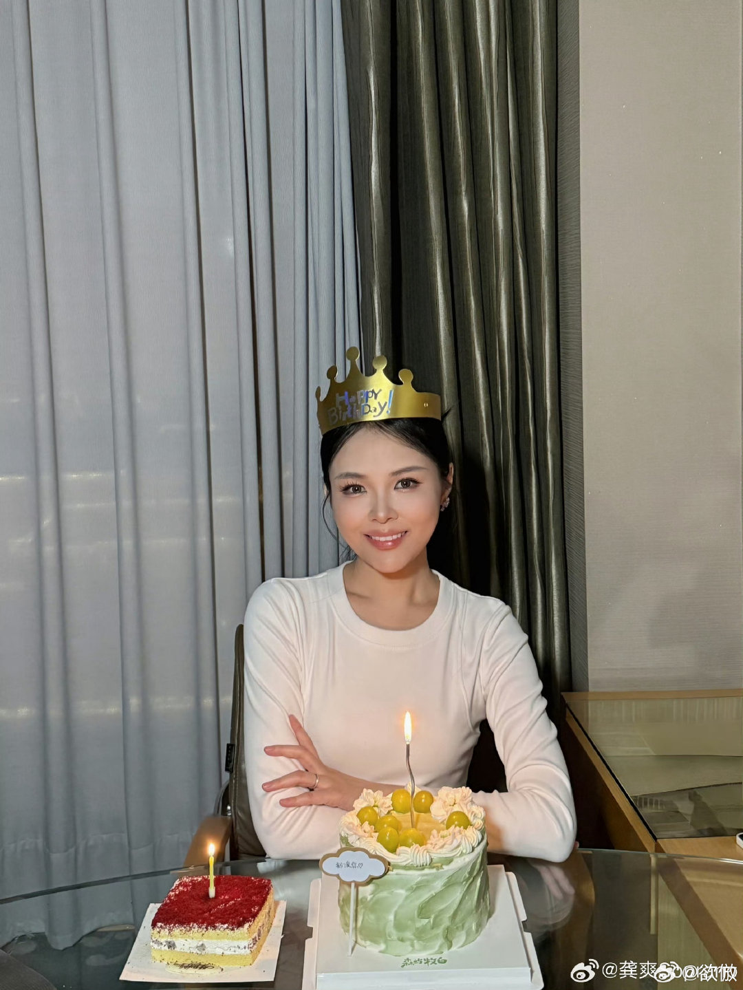 #龚爽去世#网传女歌唱家龚爽离世，年仅37岁。
《三月桃花心中开》曾打动无数听众，正值事业黄金阶段。
但目前家属、工作室、所属乐团均未发布讣告，暂无权威消息证实。
提醒大家谨慎辨别网络传闻，不要被谣言裹挟，尊重当事人及其家人。 ​