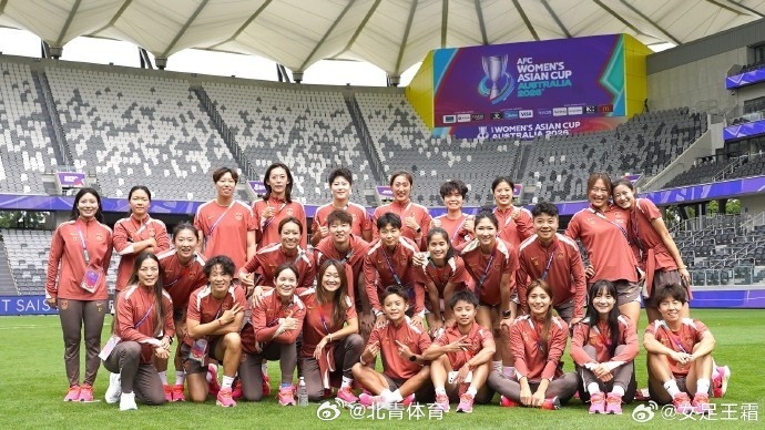 中国女足亚洲杯首轮比赛即将开赛之际，王霜在社媒晒出了全队的多张合影。 ​​​