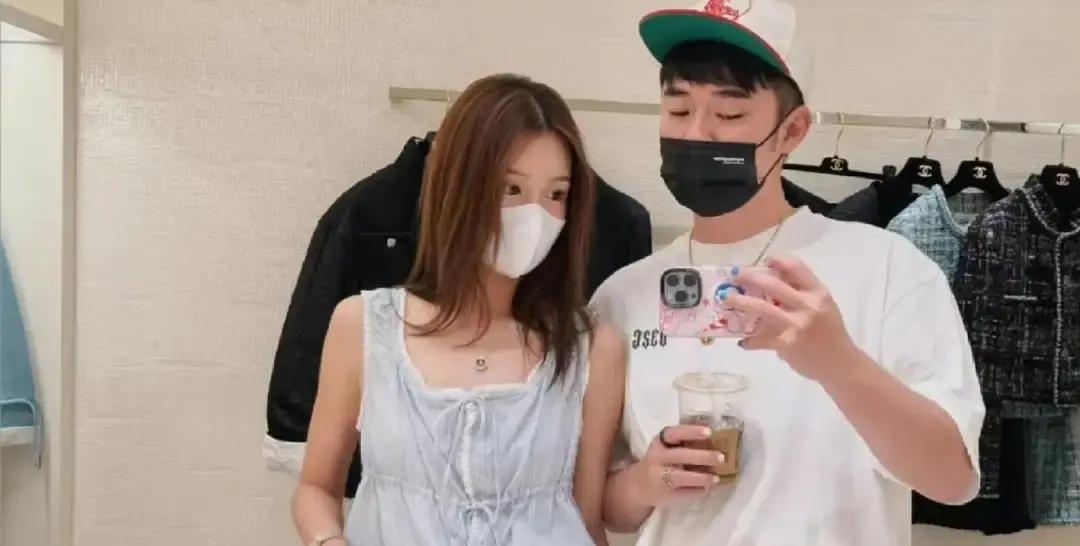 结婚快十年连合照都不敢大大方方发，张子萱这一扑，算是彻底把当年的难堪给翻篇了。
在瑞士街头远远看见陈赫，她小跑着直接撞进对方怀里。陈赫手里还拎着刚买的东西，身子顺势一弓就把人稳稳接住，连个眼神交代的停顿都没有，完全是本能反应。
这种毫无防备的松弛，真不是在镜头前演得出来的。
回想2016年初两
