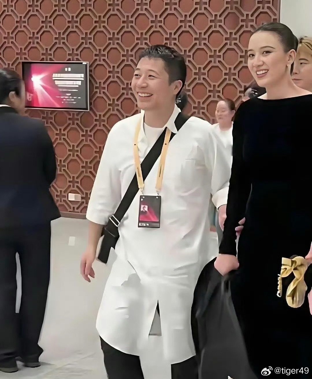 不少人说宋佳这婚结得很值，婚后奖项收获满满
两个人站在一起，眼神里都是松弛自在
一个是实力派女演员，一个是优秀导演
是爱人，也是彼此事业上最合拍的伙伴
势均力敌的感情，真的太让人羡慕了～

#宋佳 #宋佳王伟 #明星夫妻 #实力派演员 ​