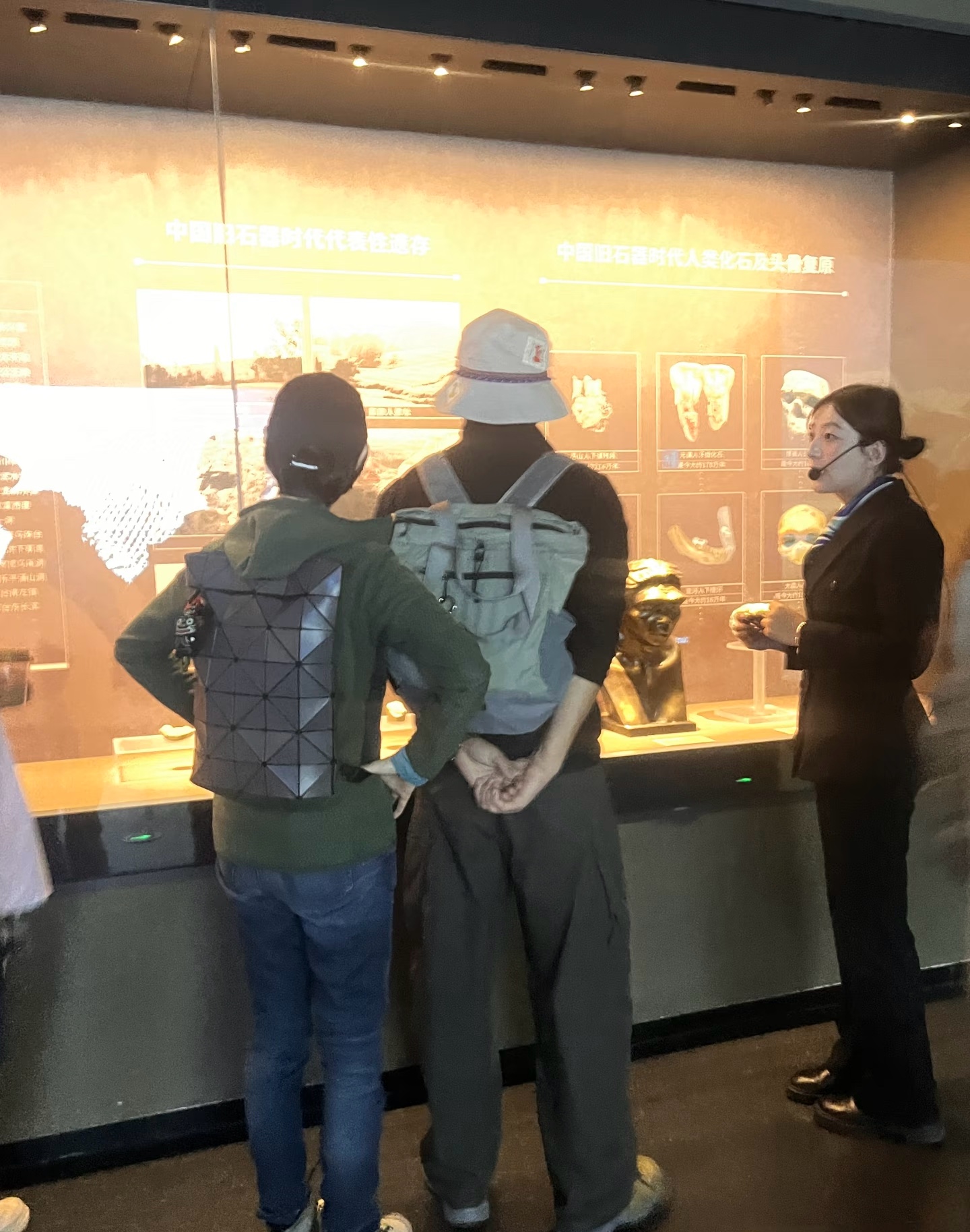 62岁刘青云和老婆郭蔼明在西藏博物馆参观被偶遇，他们都打扮休闲舒适风格，夫妻俩戴着帽子，背着帆布包，他老婆搭配深绿色连帽外套与修身牛仔裤，整体休闲随性，背包的设计感成为穿搭的视觉亮点，兼顾了逛展的实用性与时尚感。他们背影看起来都好瘦啊！