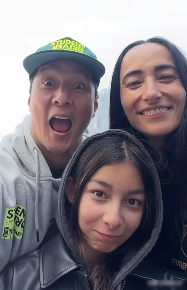 内娱明星拼死磕医美，52岁吴彦祖却顶着发福的脸，把老婆真实的皱纹甩到了全网面前。
那张无滤镜全家福里，48岁雷珊眼角尽是细纹，13岁女儿也不搞网红审美，一家三口笑得极其坦荡。
这对夫妻把反内卷玩到了极致。当年两人刚在一起，就跑到南非没电没网的荒野住了一个月，直接定下终身。
婚后定居海外，平时带