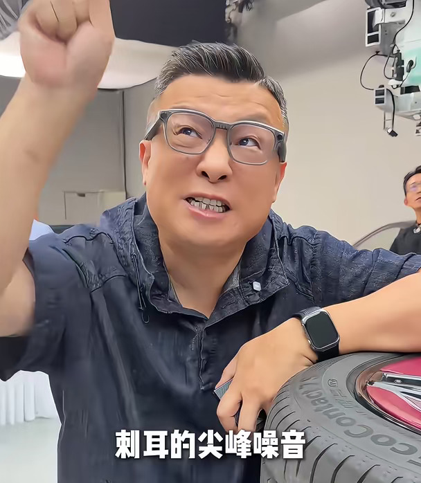 全网首拆鸿蒙智行尚界Z7，拆解看看胎噪控制的巧思。车辆搭载带内置静音棉的专用轮胎，特殊花纹设计削弱轮胎滚动产生的噪音，从源头降低胎噪传入座舱。
搭配扎实底盘结构与车身密封工艺，再加上双层夹胶玻璃加持，多重阻隔噪音传递。高速行驶时，胎噪抑制效果明显，车厢内保持静谧。
在保证静音的同时，轮胎还拥有不错的抓地力，兼顾舒适与安全。拆开底盘才能发现，从轮胎到整车NVH，每一处细节都用心打磨，带来安静惬意的驾乘体验。#尚界Z7 #尚界Z7T #鸿蒙智行服务 #鸿蒙尚界首拆