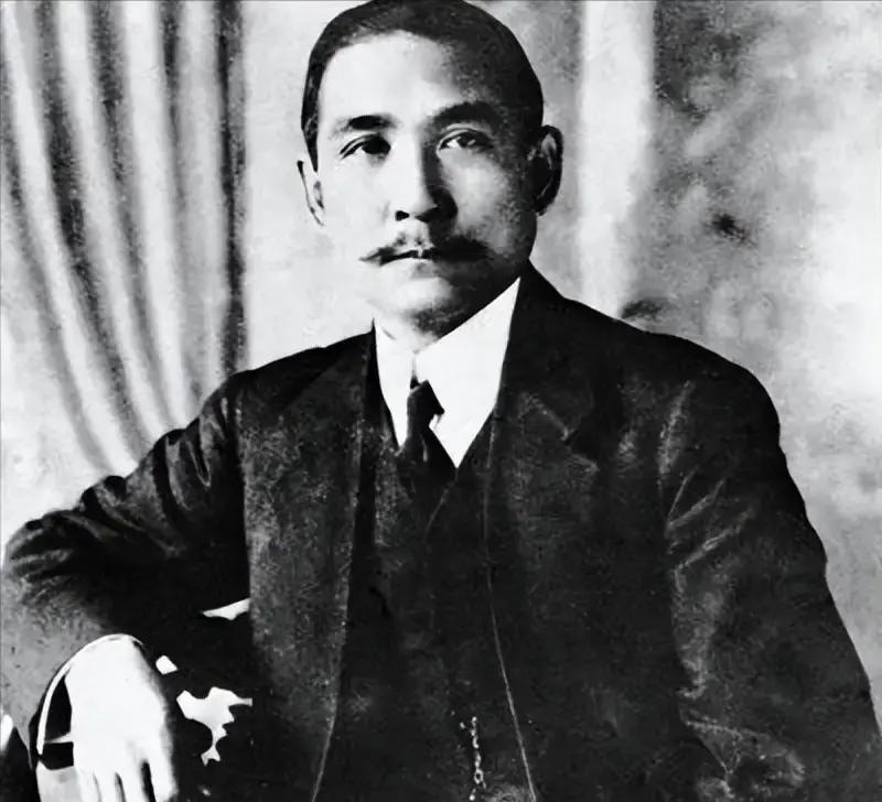 孙中山为什么坚持定都南京？
先说最核心的原因：为了将袁世凯调虎离山。孙中山践约辞职，推举袁世凯当临时大总统。但他对袁世凯极不放心 ，袁世凯在北京经营多年，根基太深！如果让袁世凯留在北京，不亚于“放虎归山”，容易失控。到了那个局面下，革命党人再想“虎口拔牙”，从袁世凯口中分走点权力，等于是“虎口拔牙”