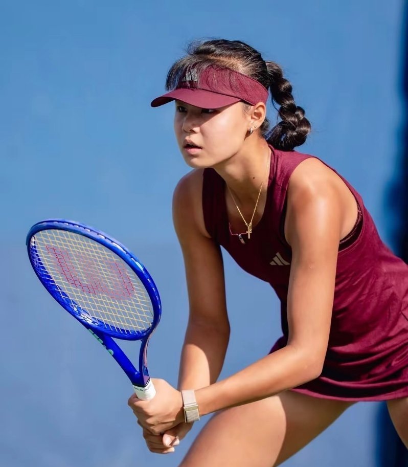 #16岁孙心然美网决赛冲冠##孙心然连续三项大满贯跻身女单决赛#
🎾美网青少年女单半决赛，16岁深圳小将孙心然上演三盘苦战，7-5、0-6、6-1力克东道主克拉克，闯进美网决赛！
 
从法网、温网再到美网，她连续三项大满贯杀入青少年女单决赛，前两次都遗憾拿到亚军。本场比赛跌宕起伏，丢掉第二盘后迅速 ​