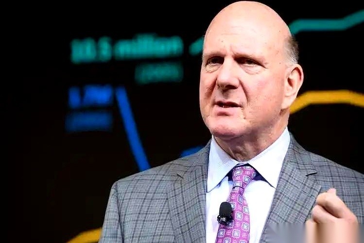 关于NBA快船队这波违规被罚的戏码，老板鲍尔默算是彻底把“有钱任性”四个字演到了大结局。
3000万美元的罚单甩在桌上，这位千亿身家的富豪连眼皮都不会多抬一下。但联盟紧接着砸下的第二记重锤，直接把快船管理层钉在了地板上——5个未来的首轮签被强行没收，外加老板本人被强制停职一年。
这场地震的起因，是一