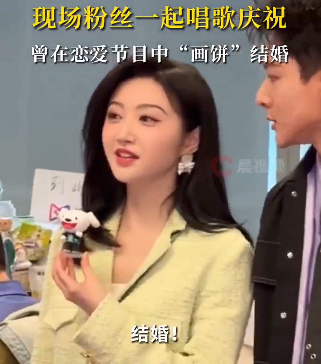 景甜依然是那个很傻很天真的女孩！
孙宇晨千字长文控诉景甜，更像是博取关注而不是为了爱情！
从他说的对景甜最早的爱慕却爱而不得，到有钱后两个人在一起，全文讲的更多的就是自己为景甜付出了什么，花了多少钱，而不提景甜为了他做了什么！
更是为了自己私欲，把景甜给他剪指甲，让他想摸哪里就摸哪里这种让人浮想联翩