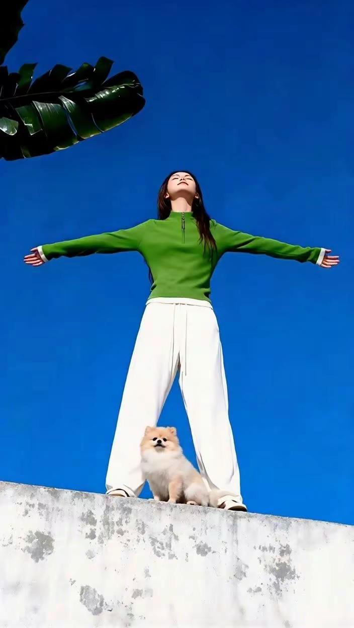 闭眼张开手臂时，卫衣的软绒蹭着皮肤发暖。 闭眼张开手臂时，卫衣的软绒蹭...