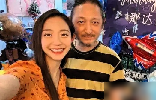 资源咖的骂声，她竟然一句都不反驳，还说我都理解。
万千惠，嫁给大25岁的顶级作曲家三宝，一直被说图资源、靠老公，她却公开承认，就是很崇拜丈夫的才华。
面对综艺剪辑放大的矛盾，她说那只是生活的爆点合集，真实的自己没那么抓马。
对于网上的各种建议，她也全盘接收，说自己是个听劝的人，有用的就立刻吸收