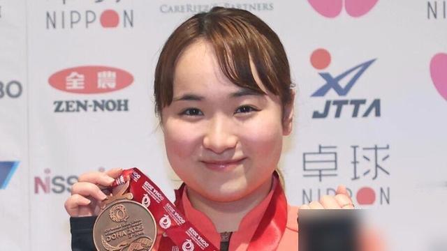 25岁，世界排名第25，伊藤美诚连日本国家队候补名单都没进去。
12年了，这是她头一回被彻底踢出局。更狠的是，名单公布当天，她直接把社媒上所有乒乓球内容删了个干净，运动员身份也摘了，只剩逛街、爬山、买衣服。
东京电视台追着问，她回了一句：想从零开始，当个普通人重新看看自己。
按选拔规则，她本来