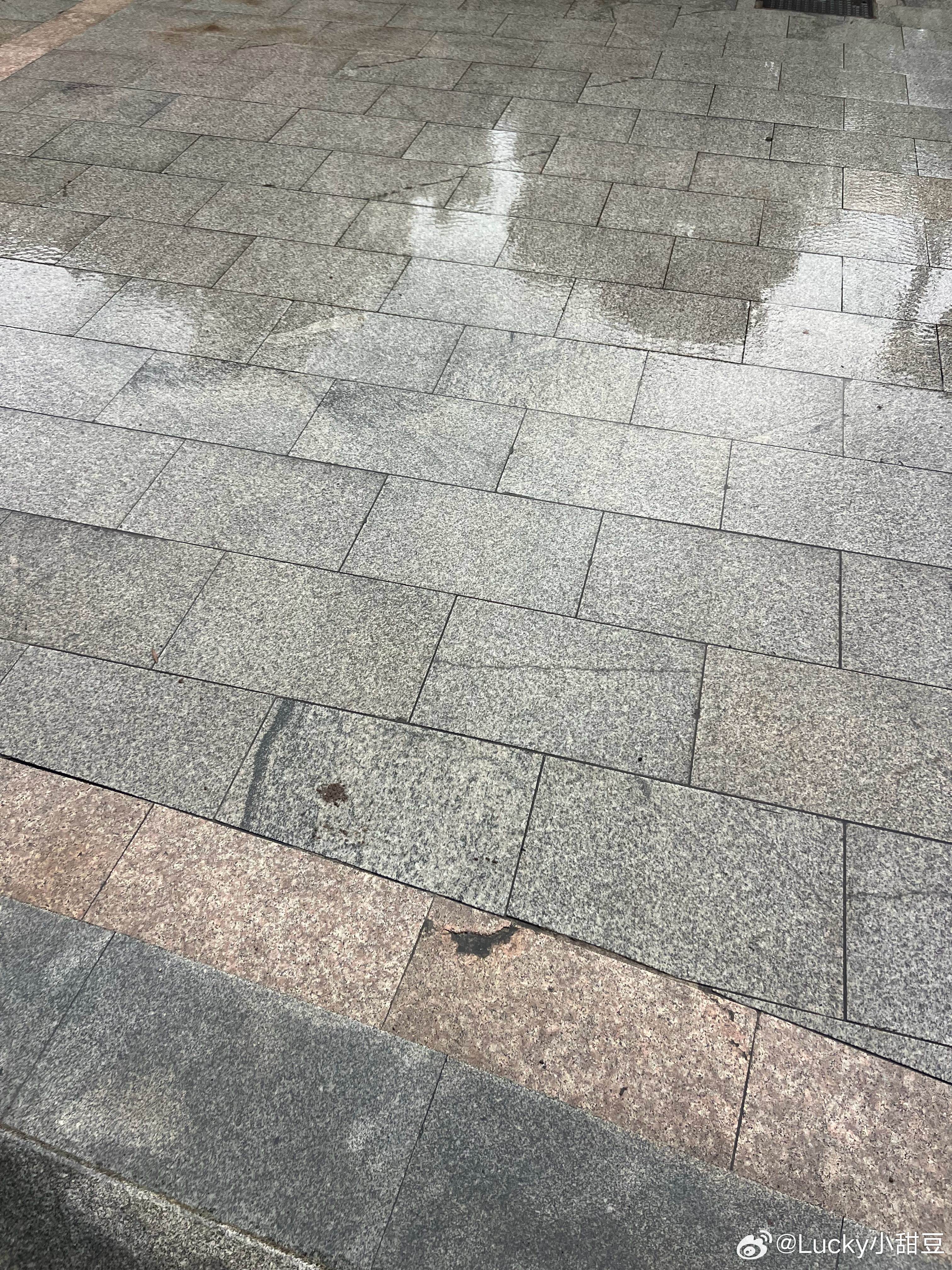 雨停了，下班回家 ​​​