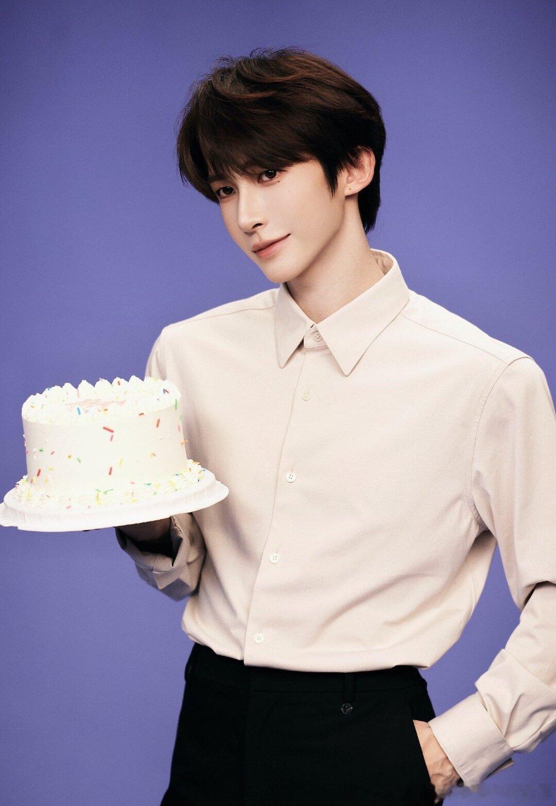 #刘宇[超话]##刘宇廿六驭梦山河# 

距离宇宇生日只有3天啦！学长好帅呀！

​
