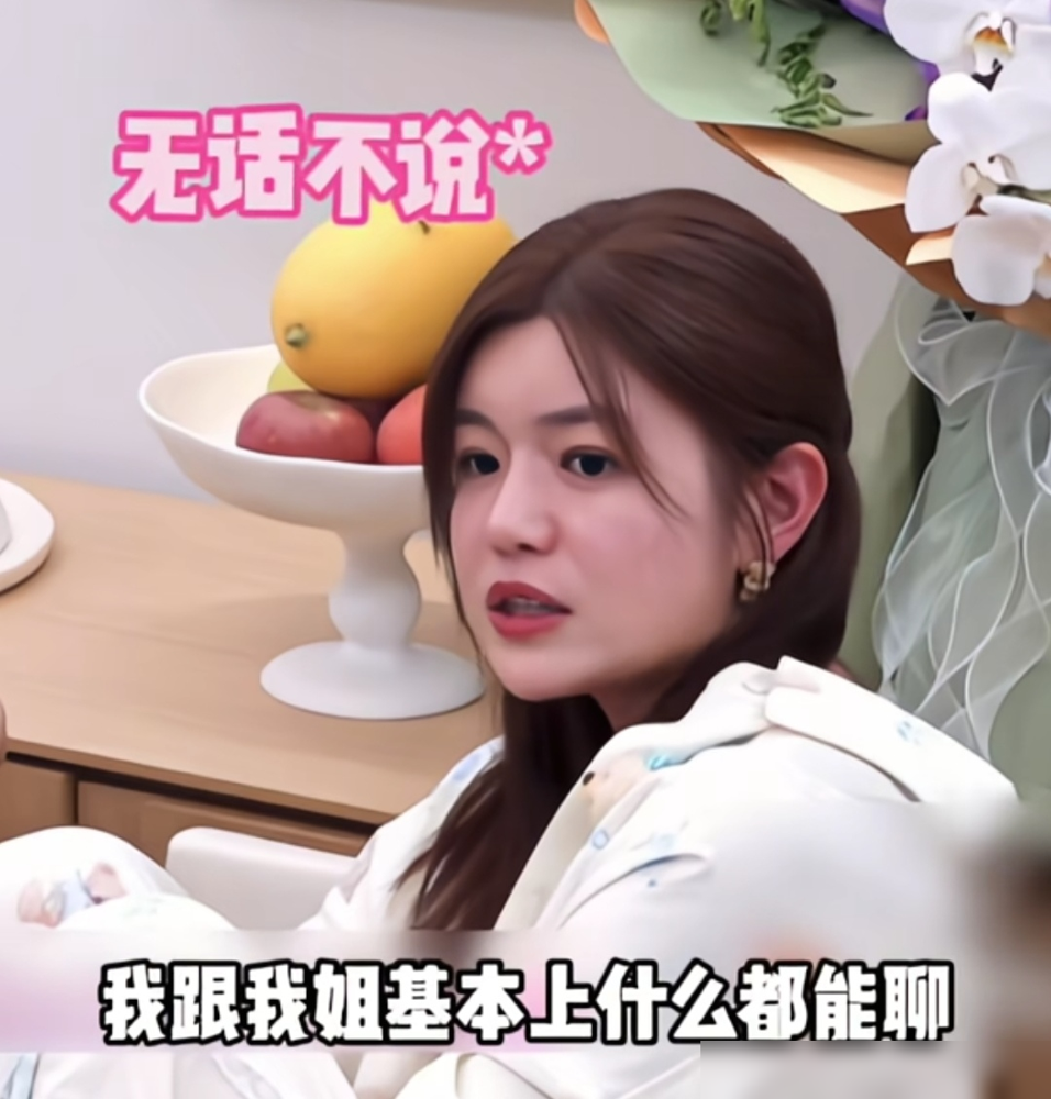 陈妍希把儿子所有事都托付给了姐姐，自己带娃这几年，最信的人不是陈晓，是她姐。她说跟姐姐什么都能聊，孩子的事、工作的事，全交给姐姐打理，语气平静，但信息量很大。
9岁的儿子主要跟她生活在北京，假期才去安徽见爸爸那边。她独自带孩子跑剧场、盯播报，孩子3岁就喊要当演员，现在真站上台了，她比谁都激动。