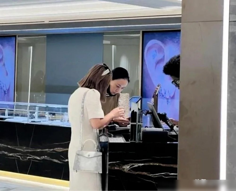 那英在伦敦珠宝店跟店员砍价，穿着紧身皮裤，小肚子都勒出来了。
58岁，刚开完巡演，台上还是那个压得住场的天后。台下买条链子，照样一分一分往下磨。
她不是没钱，是不惯着那个“明星就该随便刷”的毛病。
前脚成都演唱会哽咽唱刘欢，后脚伦敦街头精打细算。
人活明白了就一个道理：台上的面子是挣的，台下