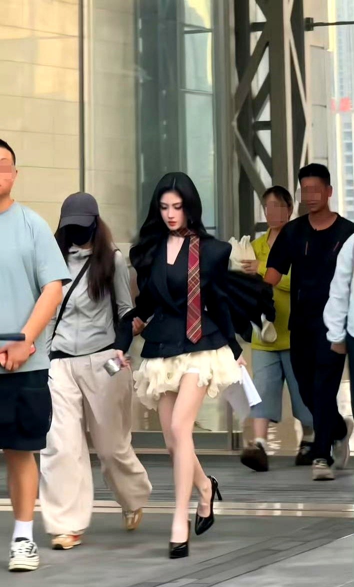 踩着细高跟走上红毯那一刻，虞书欣早就不只是个甜妹了。

以前大家总觉得她娇憨无害，是个甜美小公主。现在看她，身姿挺拔，眼神里透着股清冷。

这种蜕变不是换套衣服那么简单。

镜头外是日复一日的自律和倔强。她把这份独立揉进戏里，一点点褪去稚气，硬是给自己蹚出了一条大女主的路。

细高跟成了她的铠甲。
