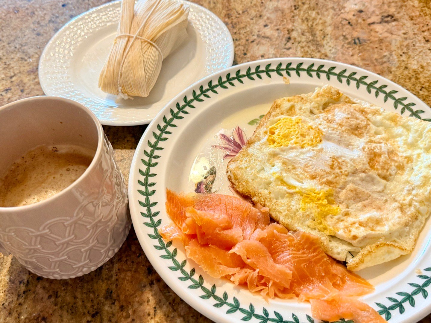 主日平安。早餐煎了五只鸡蛋、烟熏三文鱼、黑咖啡和墨西哥粽子，和大叔一起分着吃。奶奶中午有朋友请吃饭，Jacob帮忙接送。晚上他回来告诉我，奶奶又塞钱给他。上午我教Youth，讲金牛犊和好习惯。课堂上虽然一直闹哄哄的讲话声没停过，但大部分时候，他们讨论的都是我提出的问题。最后要求背的内容，也一个个都背出来了。我并不要求课堂一片安静，但我很在意一件事：他们听完以后，能够把今天的课程大纲讲清楚。比起坐得笔直、鸦雀无声，我更希望他们是真的听进去了。下午去Costco买菜，又去我妈家送水果。Grandma精神状态很好，思路清晰，说话依然铿锵有力，胃口更是好得不得了。她从年轻到现在，一直都是个讲究吃的人。无论我什么时候去，她厨房里总少不了滋补老汤、润人的甜汤，或者各种糟卤。大叔喝了银耳汤、鸽子汤、糟凤爪，然后在沙发上美美睡了一觉。我家狗妹妹也快15岁了，依然能跑能跳。我妈说，这都是因为每天给她吃牛腱子、喝补汤。我妈的口头禅是：比吃药便宜。回家路上，接了婆婆，送她回公寓。她一路兴高采烈地讲着和朋...