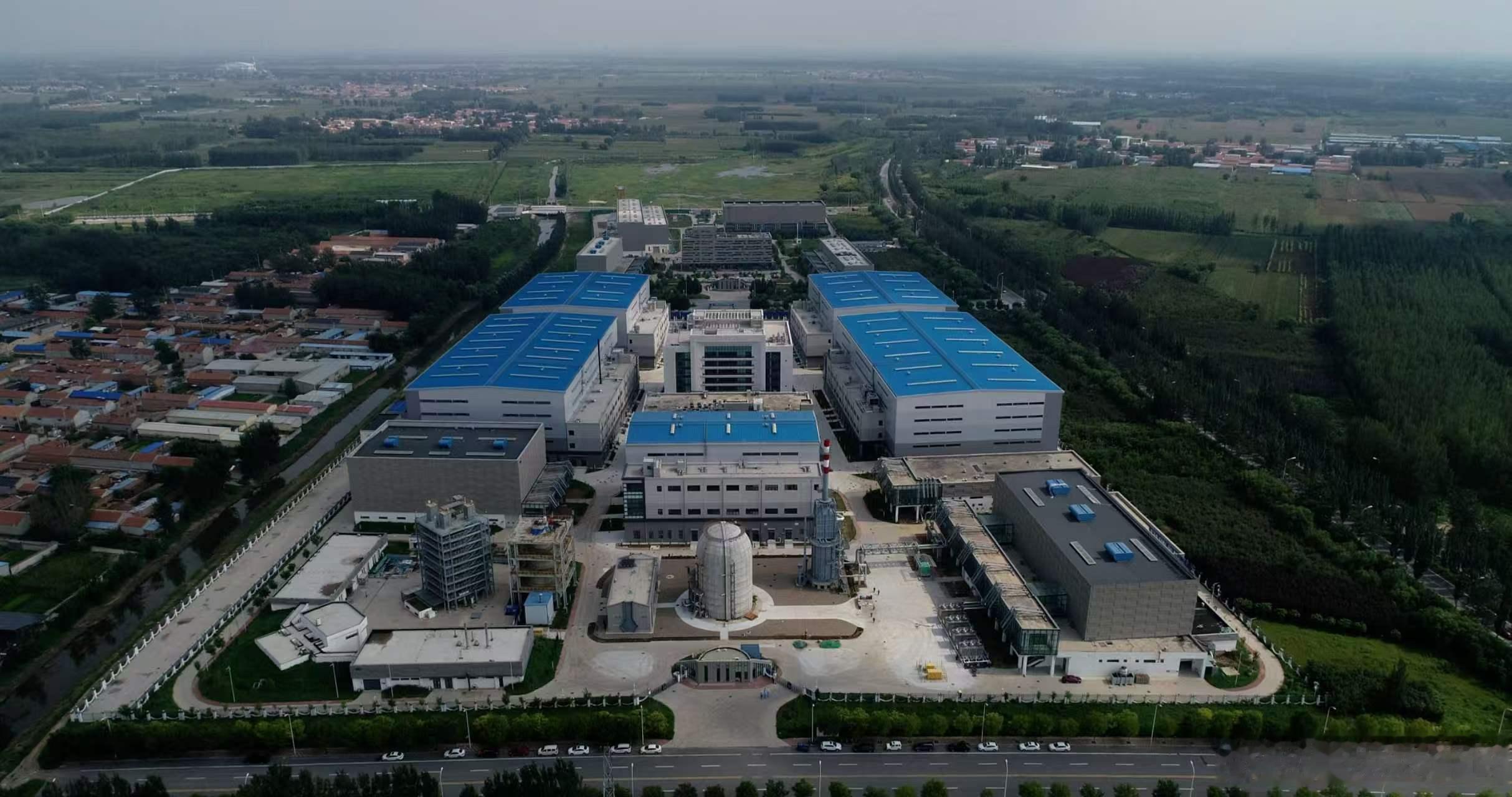 走进廊坊研发基地探寻华龙一号自主创新之路 10月20日，“华龙一号自主创新之路”媒体行活动走进位于河北省廊坊市的中核工程研发基地，深入核电安全验证科研现场，实地探访华龙一号安全性能试验验证的核心平台，近距离感受“国家名片”背后的硬核底气。传承核工业精神走好核电三步走新征程 ​​​