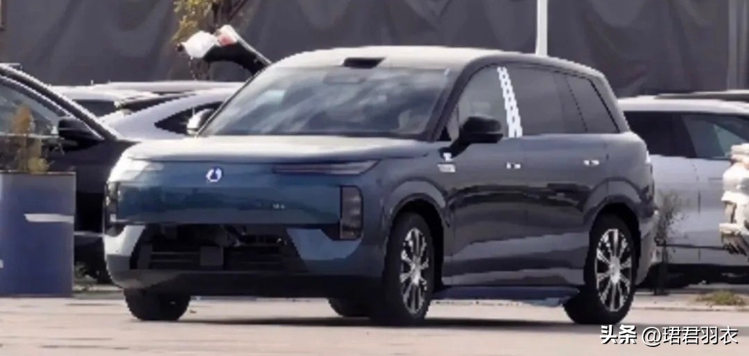 腾势N8实车曝光！890kW+1003km，比亚迪王炸来了，但评论区先吵翻了

腾势N8实车图刚曝光，参数直接拉满：易三方三电机，系统综合功率890kW，零百3秒级；第二代刀片电池，最高纯电续航1003km；闪充“5分钟充好、9分钟充饱”；大五座、云辇-A、后轮转向、车顶激光雷达全安排上。纸面上，这