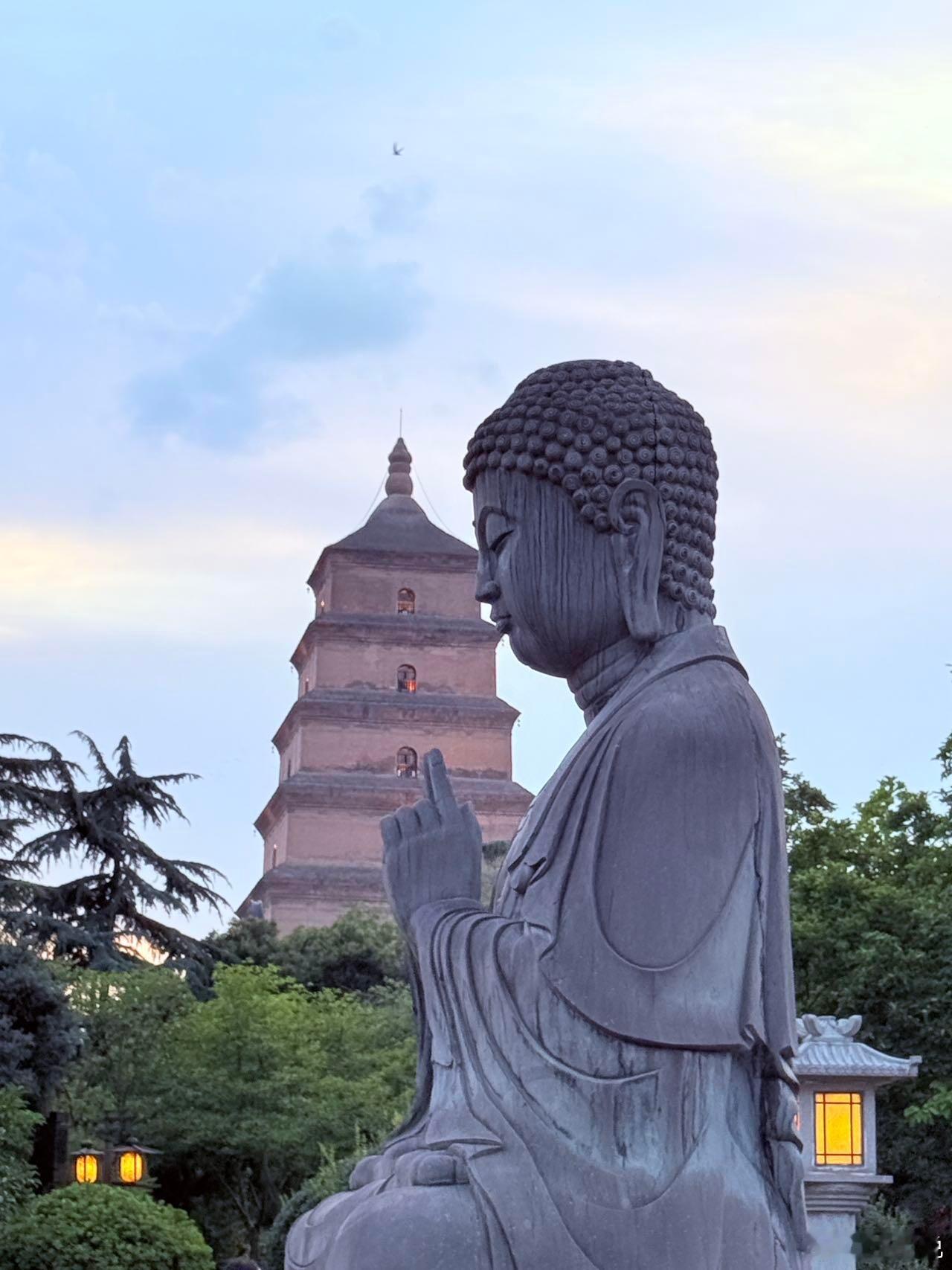 祈身无烦扰，福自八方来。 ​​​