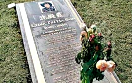 当年沈殿霞留下的那盘棋，真是把人性琢磨透了。
 

六千万身家锁进信托，每个月只给女儿发两万生活费，逼着二十出头的郑欣宜去娱乐圈扛生活。
 

要是没有这道金钱紧箍咒，这丫头指不定被多少别有用心的人啃得骨头渣都不剩。
 

除了钱，沈殿霞还把金牌经纪人陈淑芬一家托付给女儿。
 

复出受挫有人打理，