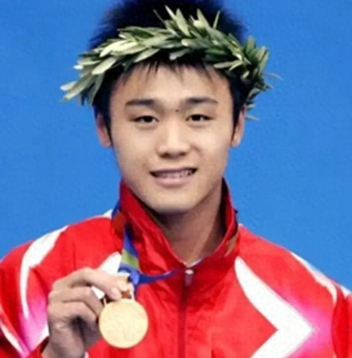 宋轶没想到：她奥运冠军表哥胡佳，如今在广东当董事长
雅典十米台一跳成名的胡佳，是宋轶姨家表哥。表妹还在荧幕里拍戏，表哥早跳出跳水池，坐进广州科技公司董事长办公室，干起电力市场互联网化。运动员退役最怕&
