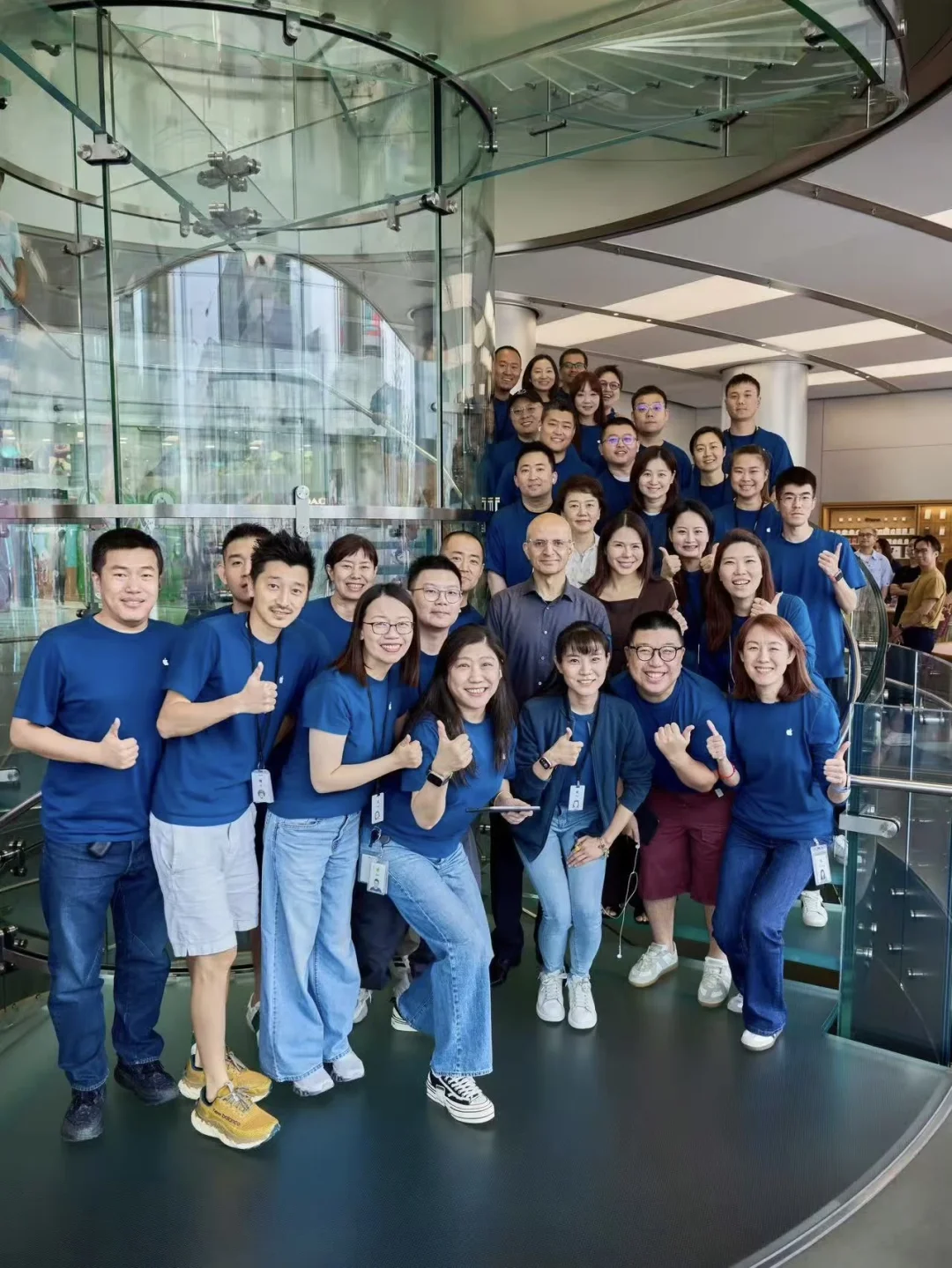 Apple高层Sabih、葛越与Apple王府井团队合影