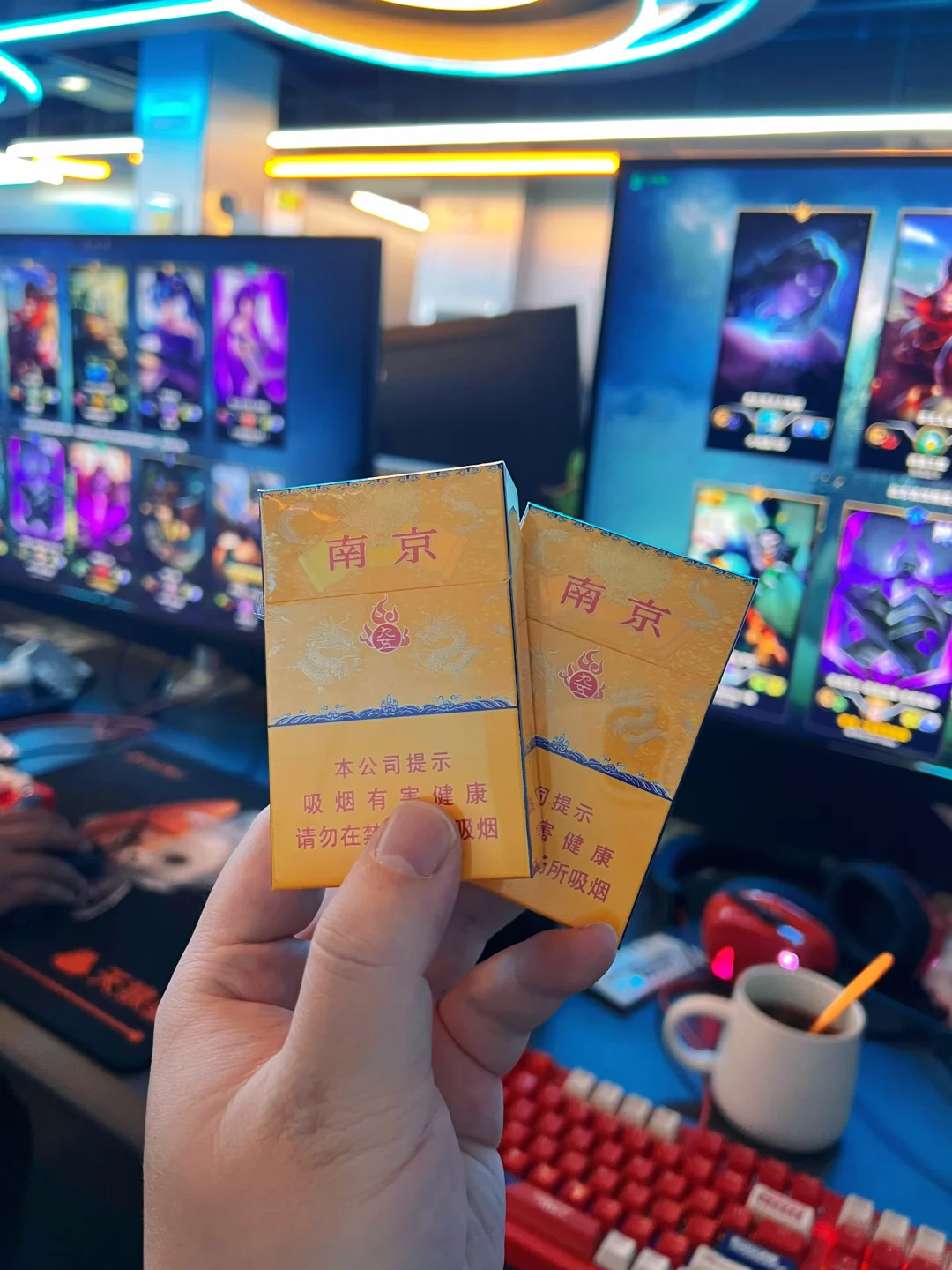 听说玩英雄联盟抽烟可以加攻击力！