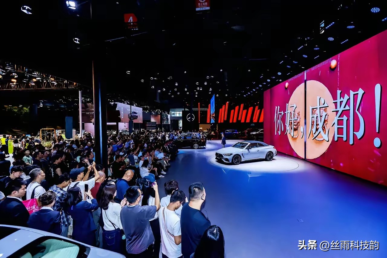 2026成都国际车展来了！小米展台吸引了大批观众驻足围观。

原来，这次小米最新的旗舰车型全新澎程N90 Max来了。它标志着小米正式杀入增程家用SUV赛道。
 
以前我们提起小米汽车，大家印象里都是颜值超高的纯电轿车SU7。这次我真没想到，小米直接发力家用市场，正式杀入了增程SUV赛道。
 
和小