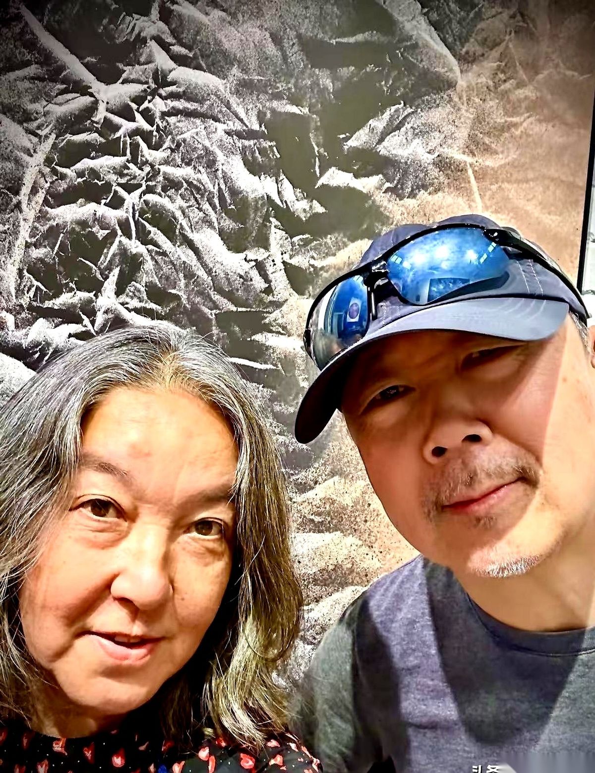 摇滚传奇崔健和画画的宋小虹最近同框去看了个艺术画展。
这个顶着满头灰白长发的女人，被认出是当初传闻中跟他相爱过的人。
两人并肩站在画作前留下的自拍一放出来，跟帖的网友正挨个对照照片找线索核实身份。
人这岁数一到啊，很多事就不按剧本走了。
按照一般人的脑洞，前任只要凑到一块儿，哪怕不当场翻脸，起码也得