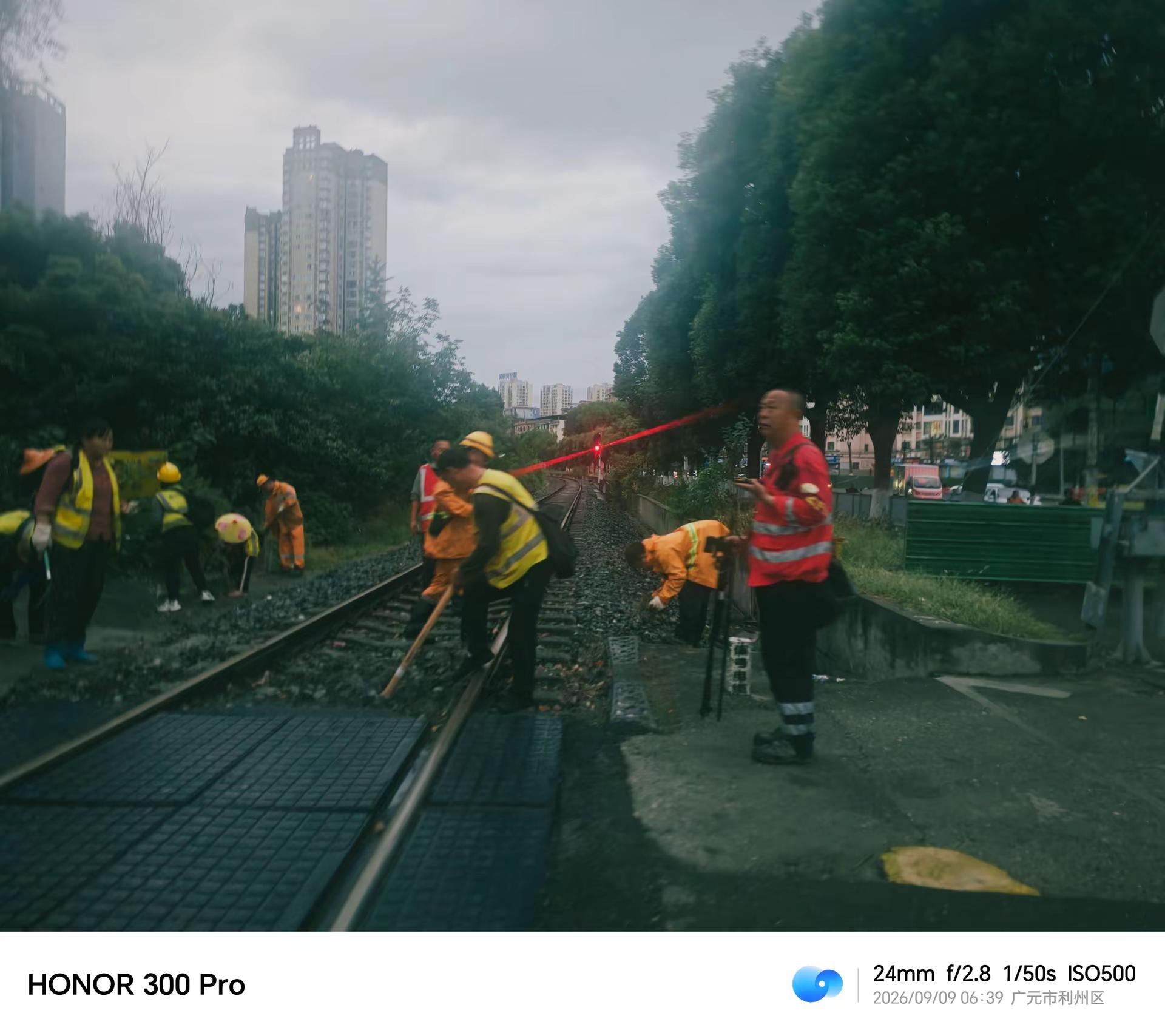 清理进行时。今日 成都铁路局工务段人员 对广旺铁路六道口 道闸进行清理