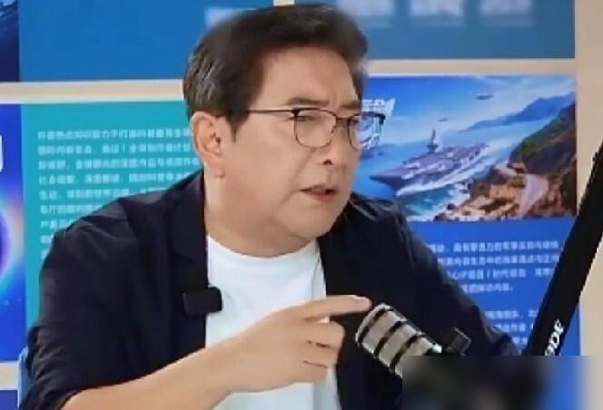水均益问了个“预设答案”的问题，蓝战非直接打断：您这是傲慢和偏见。
演播室安静了一秒。
这哥们不是装，是真敢。走遍几十个国家，南非被持刀劫过，账号被封过，直播间卖枸杞被骂过，什么阵仗没见过。
水均益没翻脸，反而接住了，说这人真实，有想法。
蓝战非说了句大实话：走遍全世界，还是咱国家最牛。