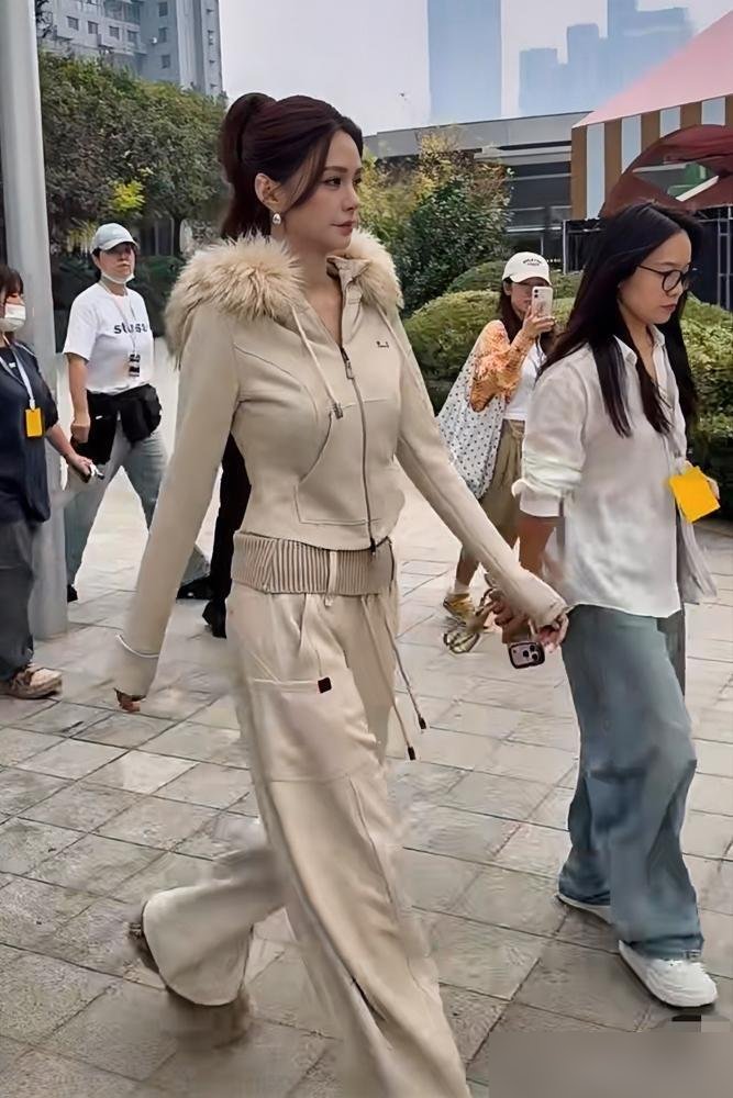 生图怼脸，这体脂率18%的身材是真实存在的？沈梦辰往那一站，高挑紧致，肌肉线条全出来了。
没修，没滤镜，纯路人镜头。评论区直接炸了，都在问她到底怎么做到的。
就前两天，她还在回应脸上过敏的事。转头就素颜出镜录《去湘西的地方2026》，该吃吃该干活干活。
年初跟杜海涛在欧洲合体主持，状态就稳得吓