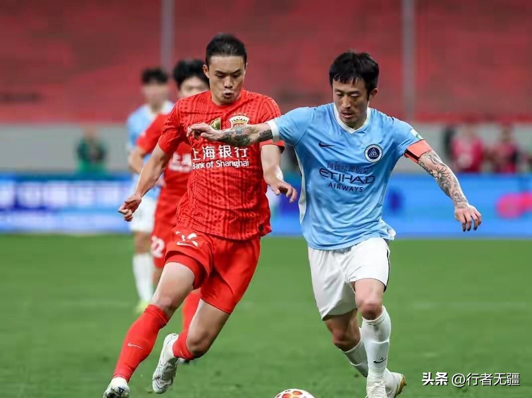 新鹏城主场破魔咒，海港残阵守排名

 
不细看赛前故事，你根本不知道这场中超比赛有多有看点。
表面只是2分差距的中游排位战，实则藏满遗憾、意外与悬念。
8月28日20点，深圳市体育中心，新鹏城主场迎战上海海港。
新鹏城上一轮的遭遇，任谁看了都觉得可惜。
球队早早取得领先，老将夏达龙斩获中超生涯首球。