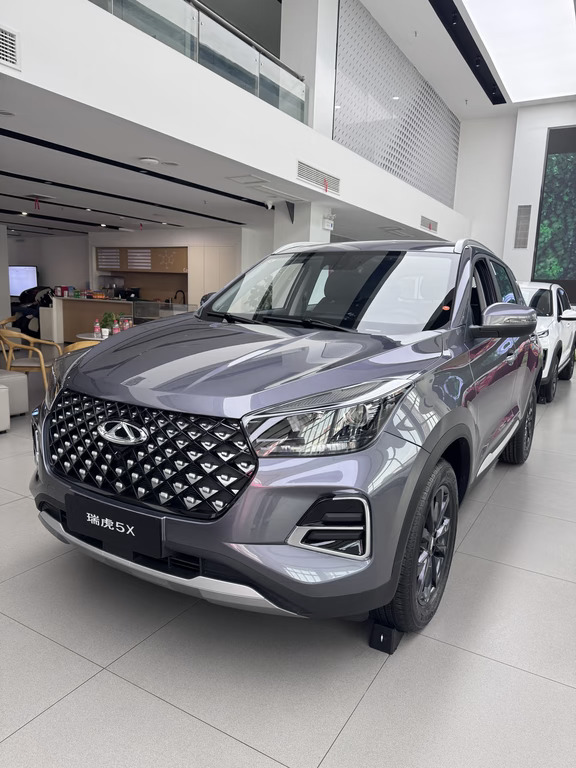 预算五万多想买SUV，瑞虎5x真的可以看看🚗
	
家用代步完全够用，车身不大好停车，市区开很灵活。
油耗不高，加92就行，保养也便宜。
配置该有的都有，倒车影像、大屏都配齐。
	
实话实说，高速噪音会偏大，内饰塑料感会明显，毕竟价位摆在这。
适合通勤、家用买菜，不追求豪华感，务实选它不踩坑。
	
#瑞虎5x #家用代步车 #6万级SUV #奇瑞