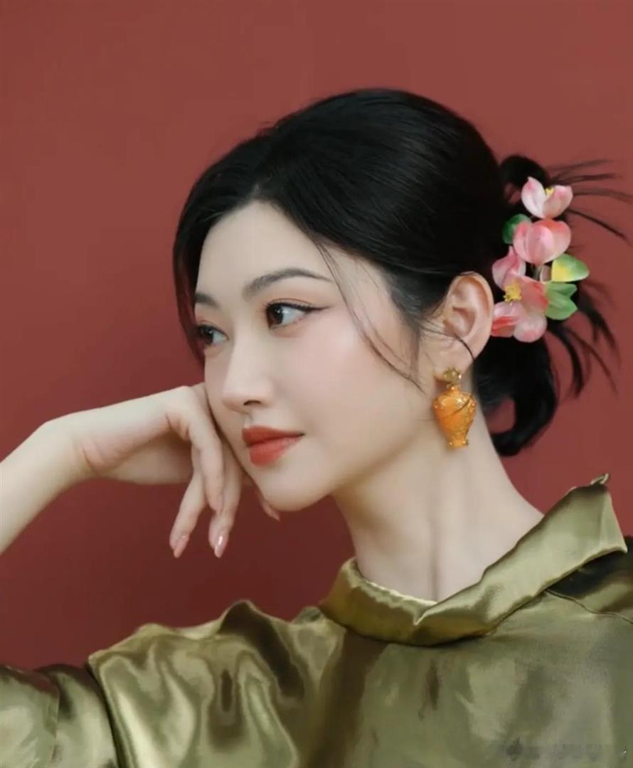 风波过后全新亮相！38岁景甜拿下杂志首封，中国风造型，皮肤白皙细腻 ​