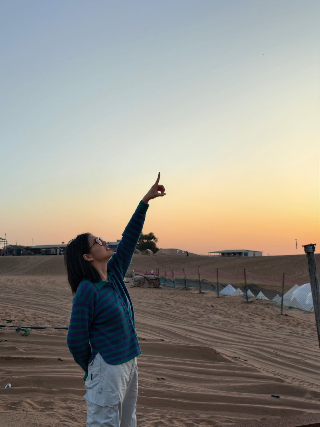 沙坡头的一天
黄河的羊皮筏子
宁夏的民歌像陕北，好听
本土的味道才是世界的
下午住进沙漠营地
驼铃声声似有刀郎歌声
又像一场河西的走廊梦
忙碌的一天
在大漠落日里画上句点 ​
