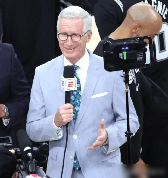 ESPN的名嘴布林，10月7日直播时绘声绘色讲了个段子：全队等着训练，恩比德迟到几分钟，詹姆斯当场开训。结果10月8日他就缩了，公开道歉说这故事被带偏了，他本意是夸詹姆斯有领袖范儿。詹姆斯直接甩出谎言表情包，一句他根本没迟到，别传了把老脸打得啪啪响。恩比德更绝，说自己早习惯了这种无端谣言。布林最后来