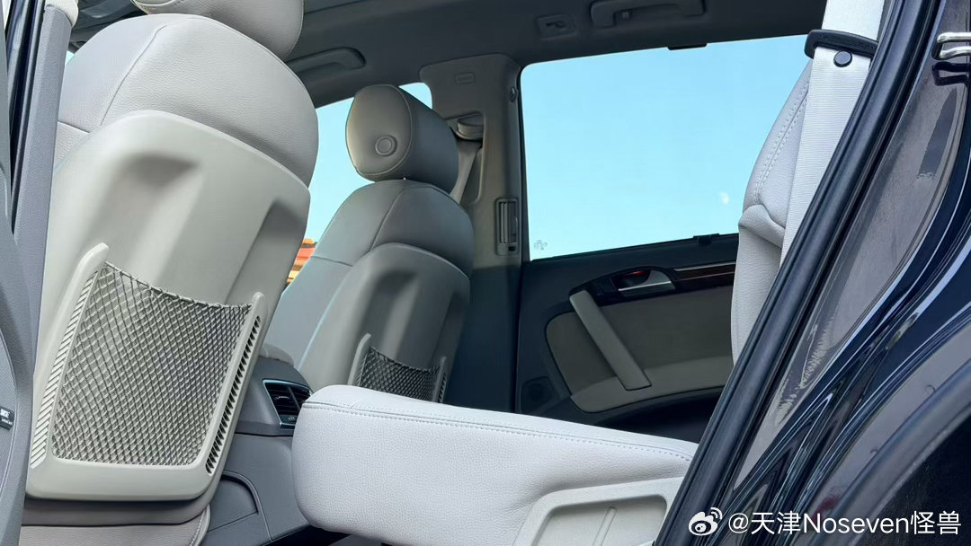 上次整备完 到现在几年了 

日常不折腾 

这么一弄 不又能坚持几年吗 

京C Audi Q7 内饰整理  ​