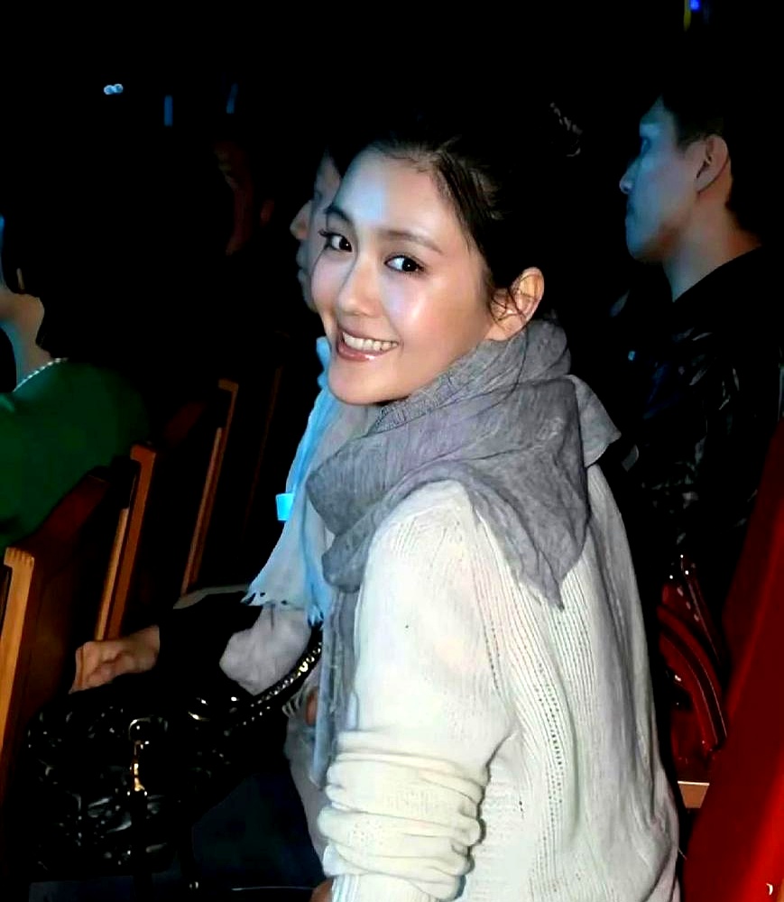 为了不让自己半夜找东西吃，大S连睡觉都要死死套着束腹衣，这股狠劲放在谁身上都得脱层皮
 

普通人节食是熬着受罪，她当年产后减重，营养师给的食谱直接砍掉一半。早餐半罐酸奶配几口火龙果，午餐两片肉加两碗烫青菜，晚餐干脆彻底抹掉。饿得眼冒金星，抓起凉白开就往胃里灌，生生往下咽
 

最绝的是这套脑回路，
