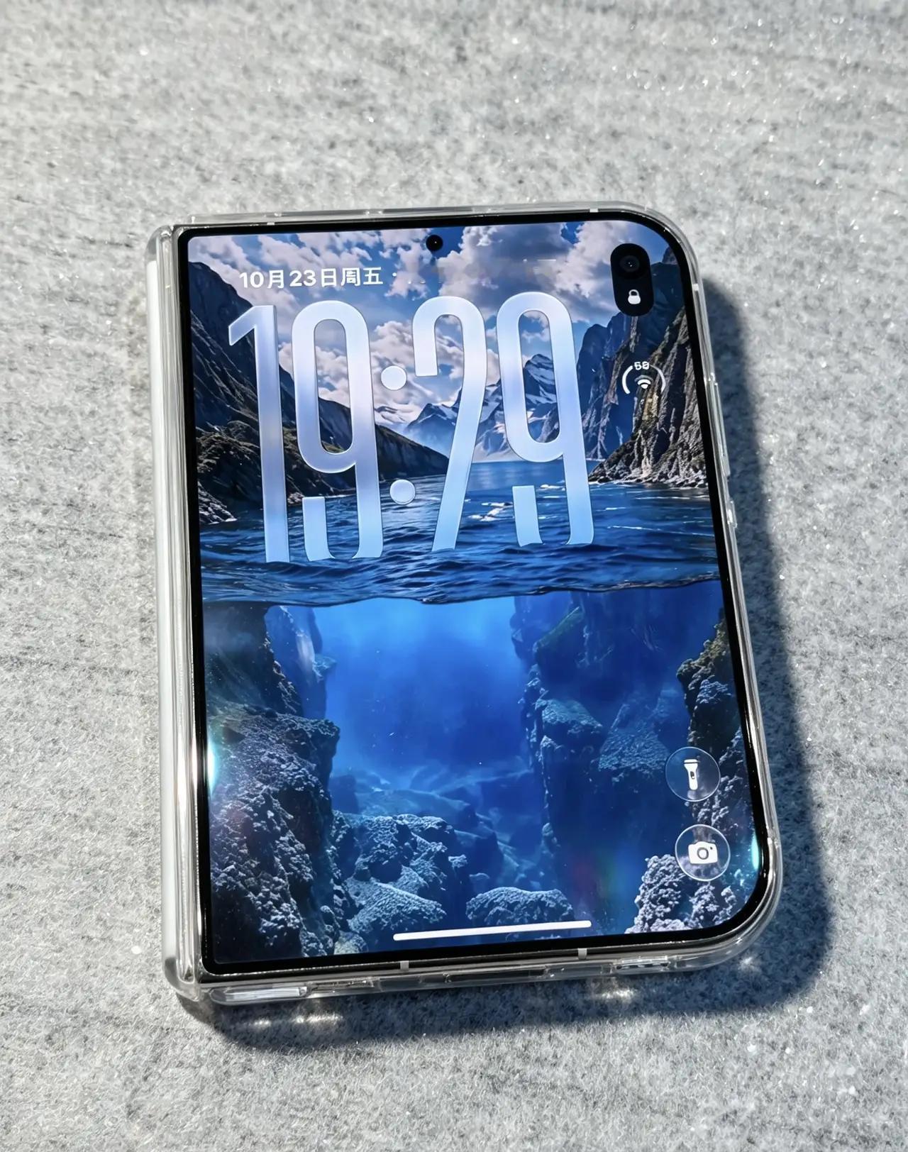 10月23日，苹果首款折叠屏手机iPhone Duo正式首销当天，上海静安寺对面的苹果门店外展出巨型iPhone Duo镜面雕塑，这套全球限定装置吸引大量市民前往打卡拍照。

首销当天搞这么一尊大雕塑摆在门口，路过的想不看都难。镜面的壳子把静安寺那一片的街景、行人、天光全映进去，拍出来的照片自带特效