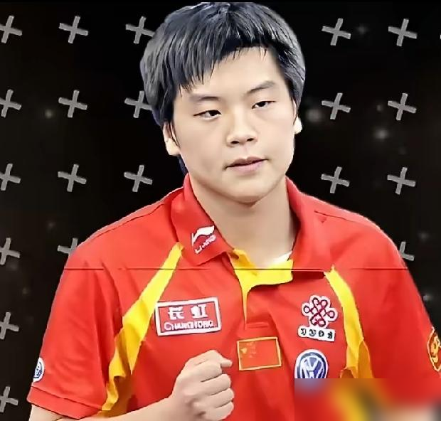 张继科直播直接撂了句实话：国乒最狠的扫地僧，主力平时根本打不过他，这人叫郝帅。
从王励勤、张继科一直陪练到樊振东，三代世界冠军天天被他虐，可翻开二十年奥运名单，压根没他名字。2005年世乒赛打梅兹，大比分3-0、第四局9-5领先，差两分就封神，结果被对手几个高球生生放崩，成了他一辈子的坎。打主力他