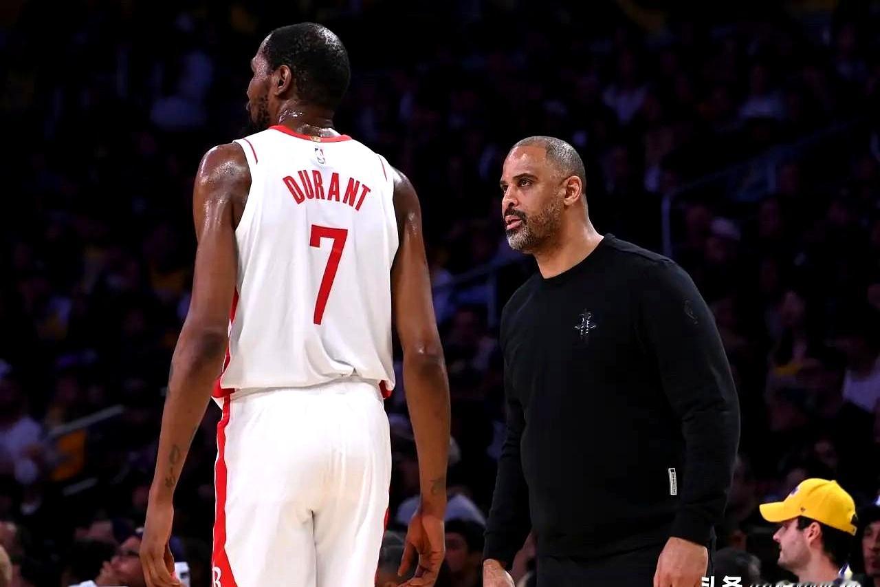 常规赛打了78场，杜兰特怎么一到季后赛就“脆”了？    训练赛右膝受...